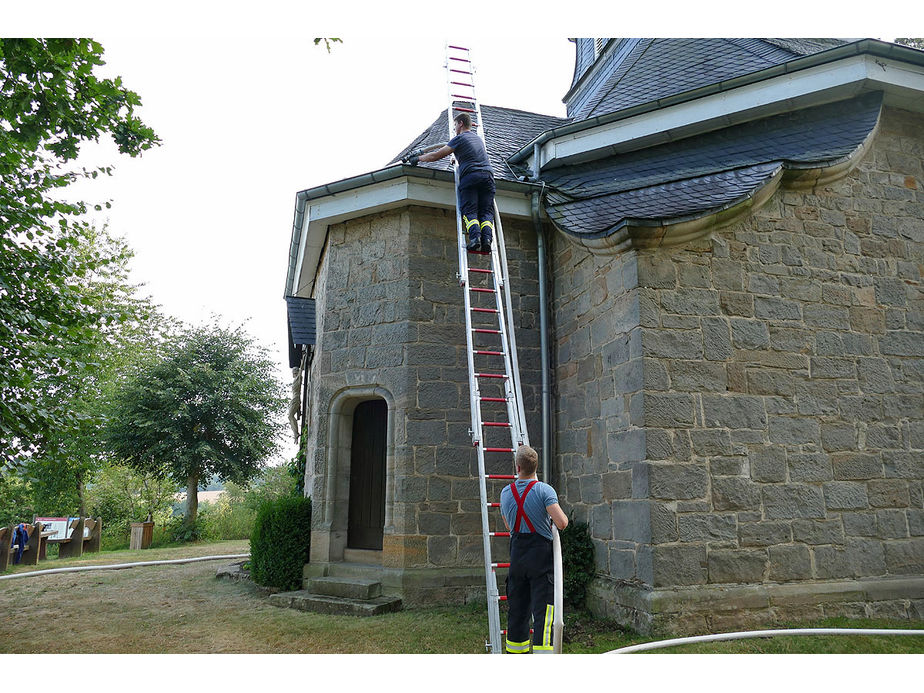 Naumburger Jugendfeuerwehr hilft an der Weingartenkapelle (Foto: Karl-Franz Thiede)